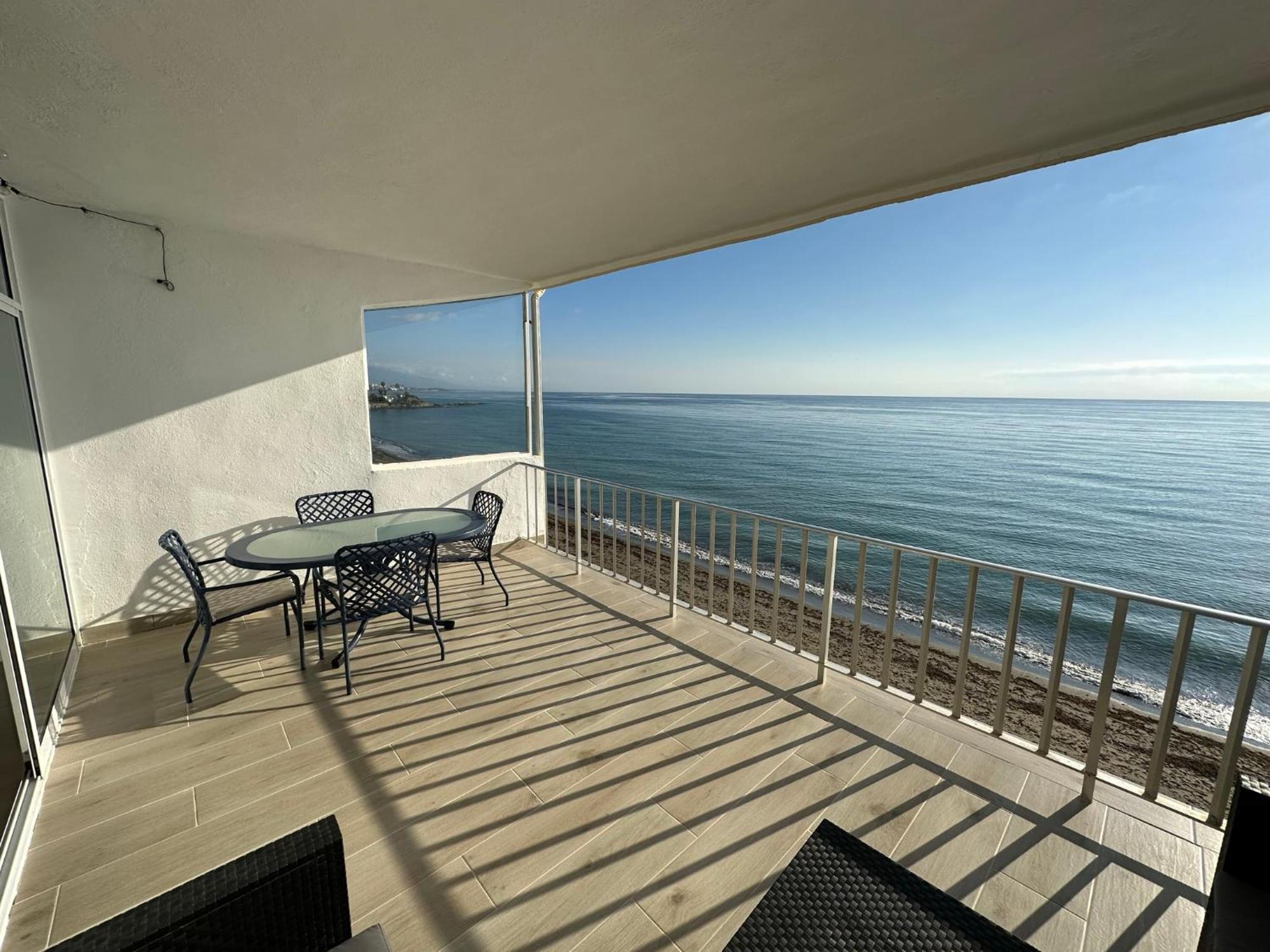 Appartamento Beachfront, Top Floor Corner 2-Bed, Estepona Paseo Esterno foto