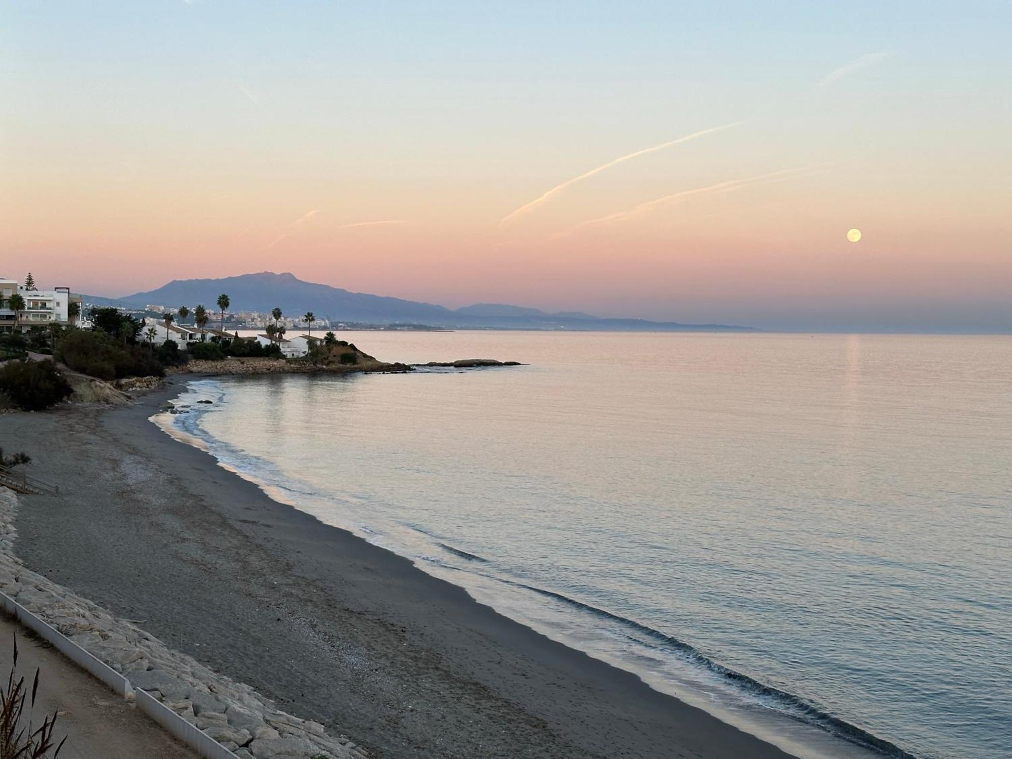 Appartamento Beachfront, Top Floor Corner 2-Bed, Estepona Paseo Esterno foto
