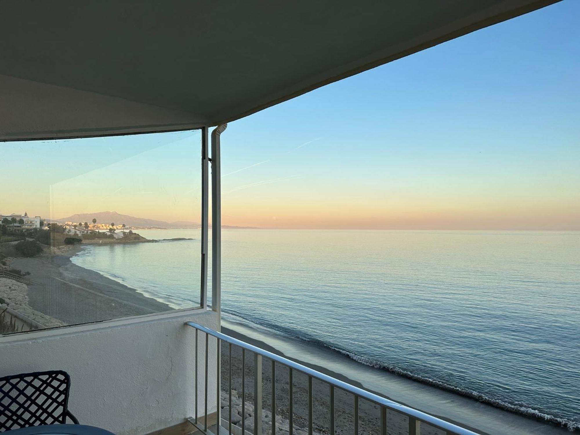 Appartamento Beachfront, Top Floor Corner 2-Bed, Estepona Paseo Esterno foto