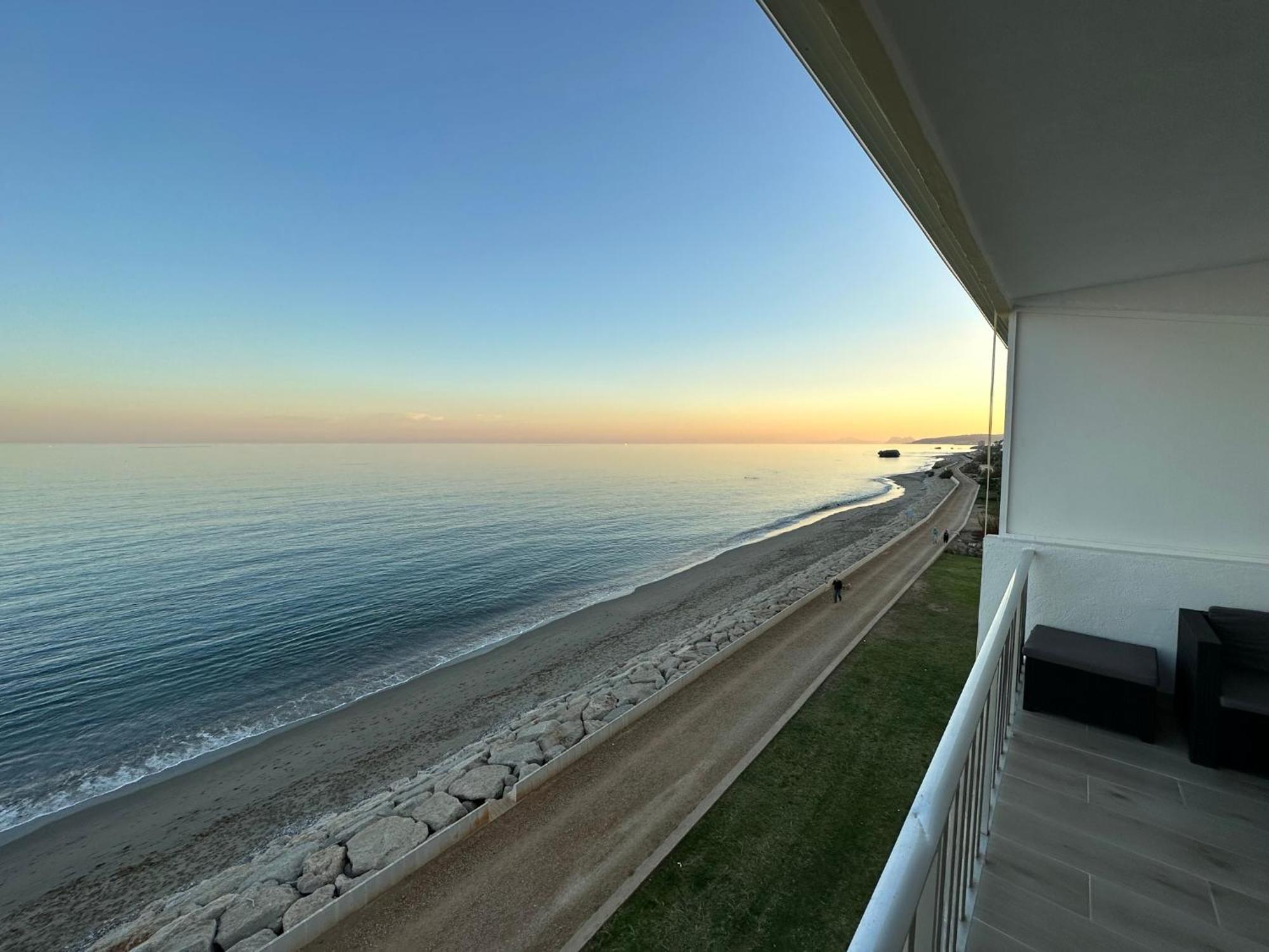 Appartamento Beachfront, Top Floor Corner 2-Bed, Estepona Paseo Esterno foto
