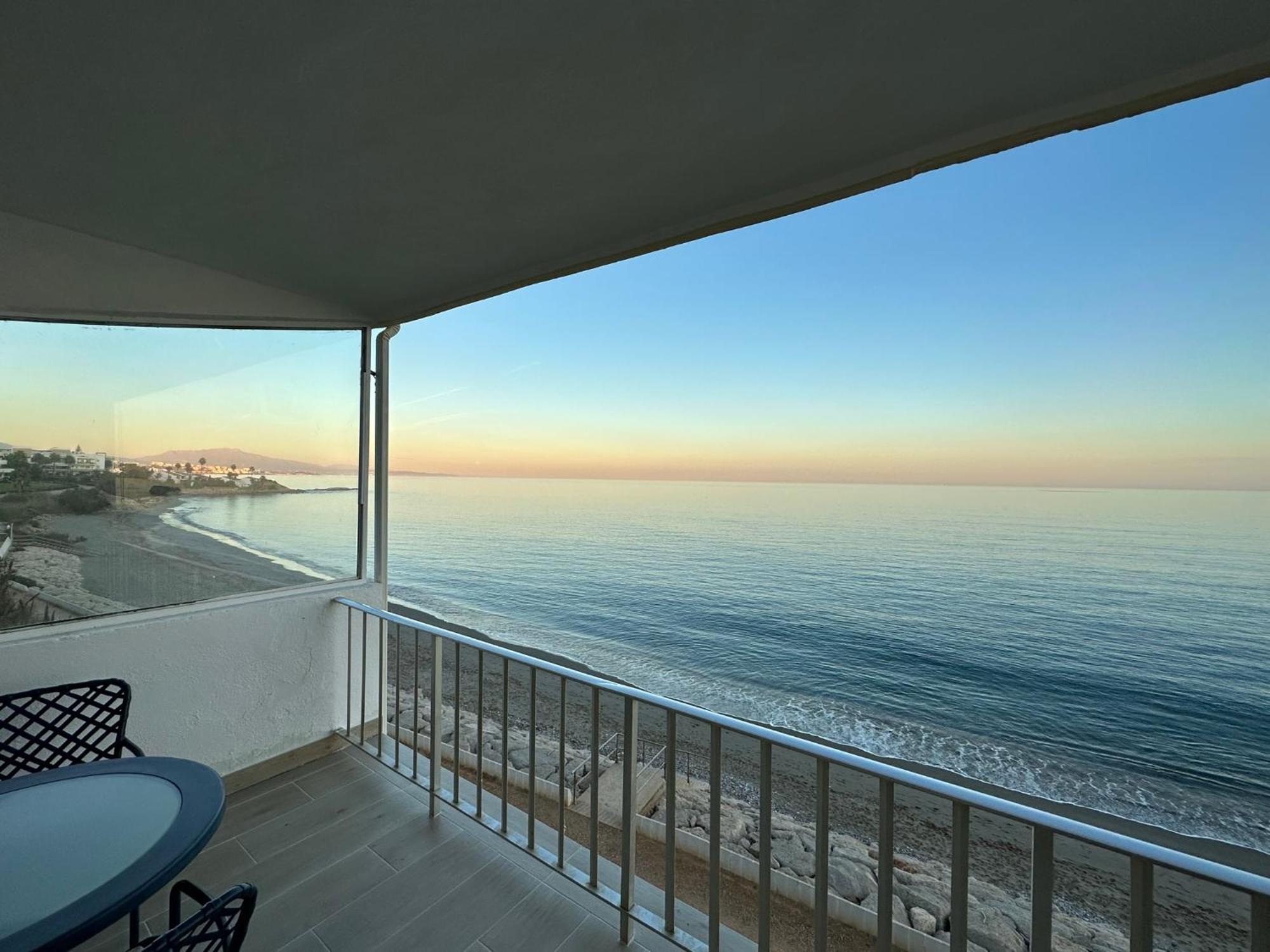 Appartamento Beachfront, Top Floor Corner 2-Bed, Estepona Paseo Esterno foto